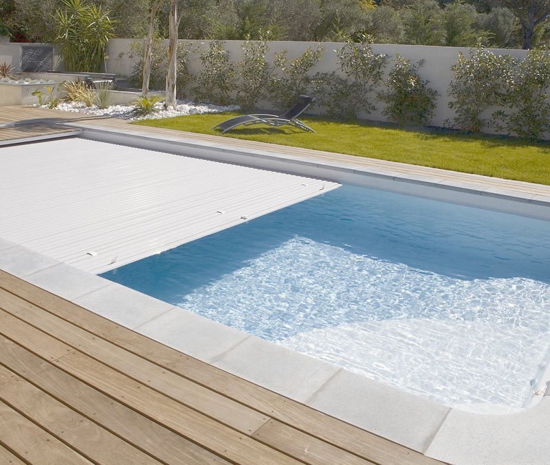 covering swimming pool can conserve water by reducing evaporation